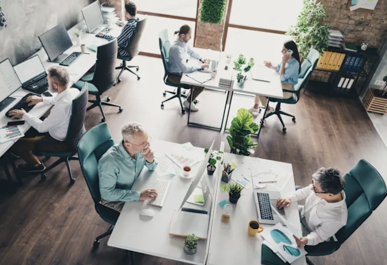 Des professionnels travaillent sur leurs ordinateurs dans un espace lumineux de bureaux partagés à Bruxelles