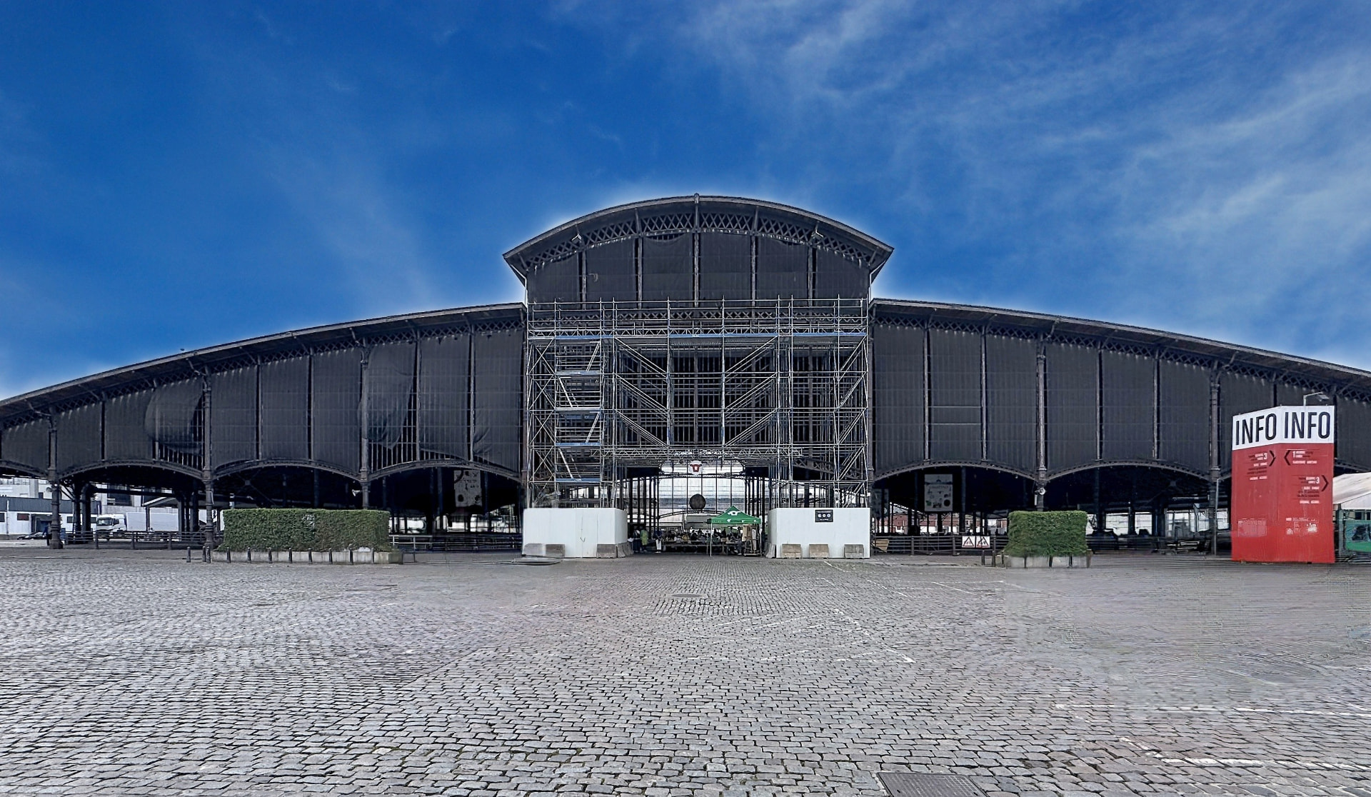 Halle historique des anciens abattoirs de Cureghem à Anderlecht, structure métallique et marché du week-end